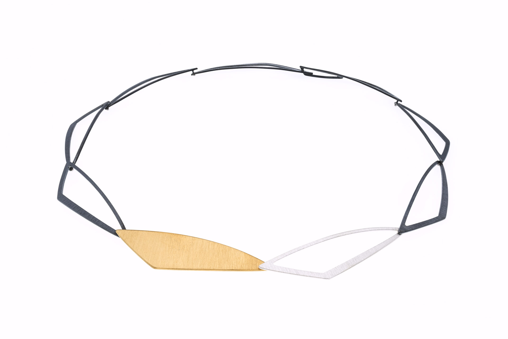Dieses Collier ist ein stilvolles Schmuckstück aus teilweise  geschwärztem und vergoldetem Silber. Mit seiner schnittigen Optik und hochwertigen Materialien ist es die perfekte Wahl für elegante Anlässe. Tragen Sie es zu einem tief ausgeschnittenen Kleid oder einem klassischen Hemd, um Ihren Look stilvoll abzurunden. Ein Muss für jeden Schmuckliebhaber.