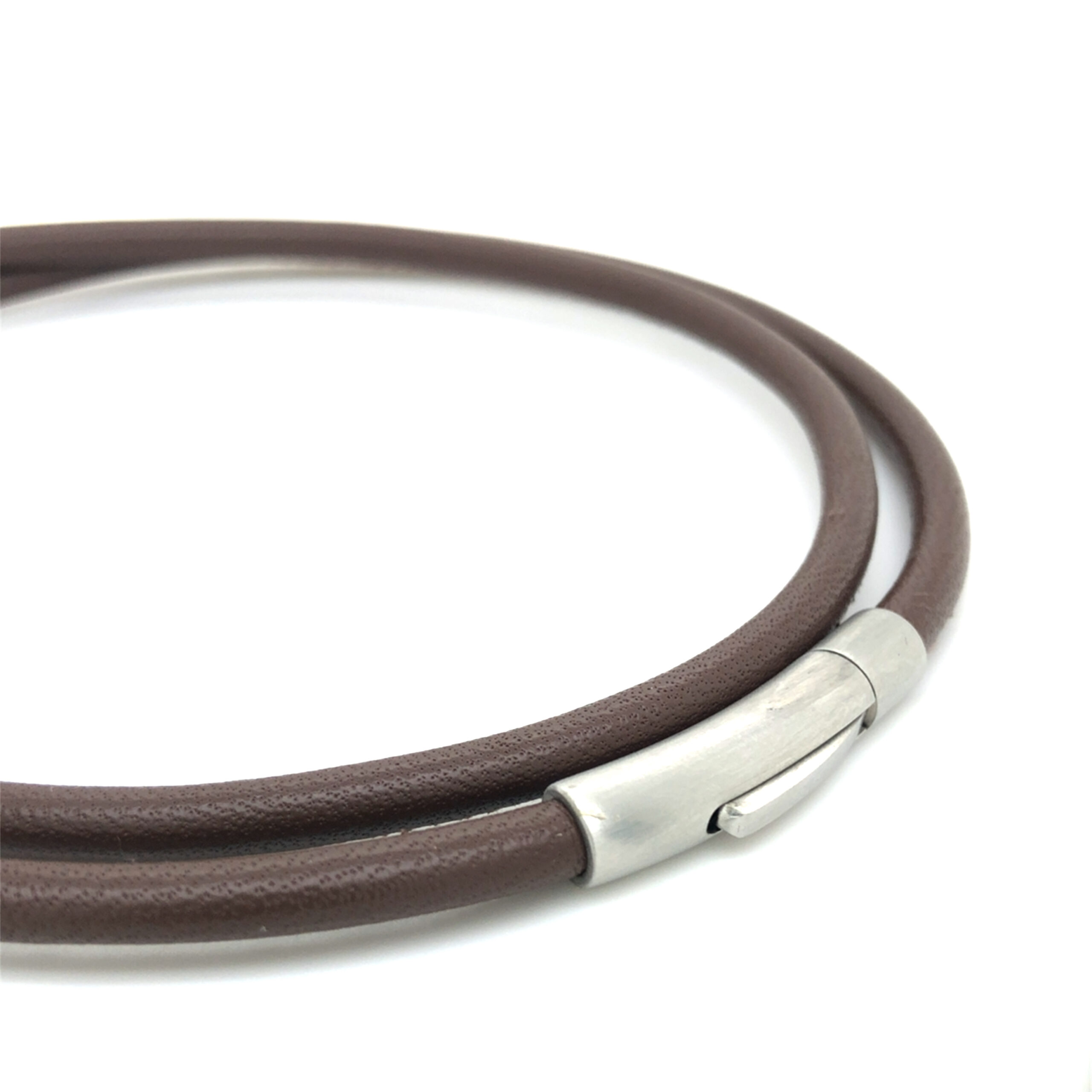 Das Produkt Lederband "Brau vernäht" 50 cm mit Stahlschließe, Modellnummer 18743, ist von einer nicht definierten Marke. Es gehört zur Kategorie Schmuck und ist als Halskette klassifiziert. Tragen Sie es als stilvolles Accessoire zu Ihrem Lieblingsoutfit. Perfekt für Alltag und besondere Anlässe – ein zeitloses Statementstück für jeden Schmuckliebhaber.