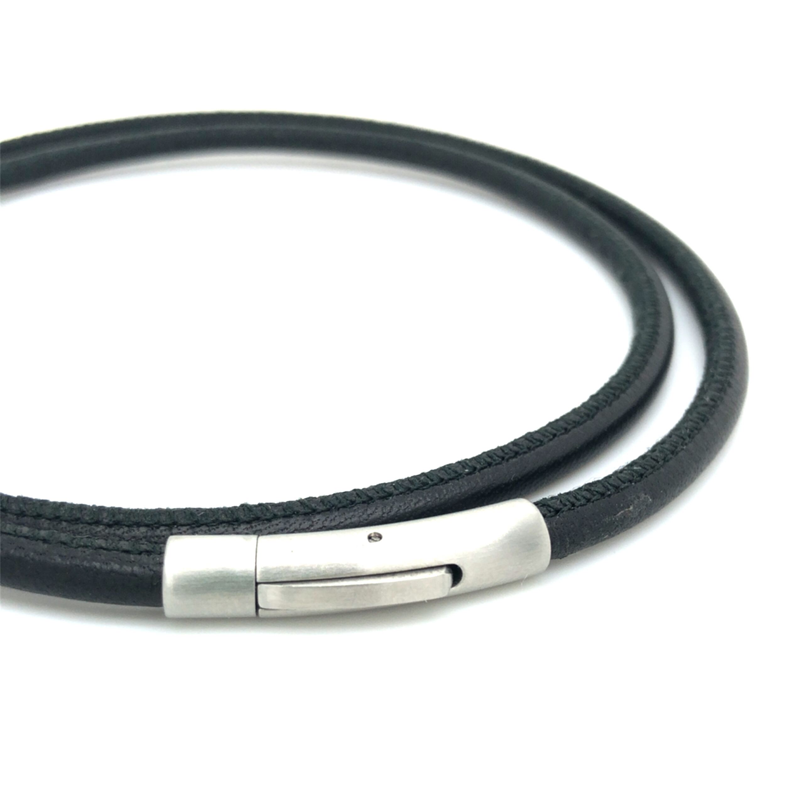 Das Produkt Lederband vernäht Stahlschließe 50cm, Modellnummer 18744, ist eine stilvolle Halskette aus hochwertigem Leder mit einer robusten Stahlschließe. Ideal als modernes Accessoire, lässt es sich perfekt allein oder in Kombination mit anderen Ketten tragen. Tragen Sie es zu lässigen oder eleganten Outfits, um jedem Look das gewisse Etwas zu verleihen.