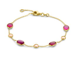 14k Geelgouden armband uitgevoerd met roze opaal en robijn. De armband heeft een schakelbreedte van 1mm en draaglengtes van 17-19cm. Uitgevoerd met karabijn sluiting.