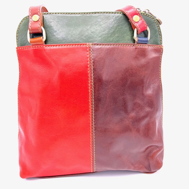 Deze OwnLabel rugzak-shopper heeft een ruim hoofdvak met ritssluiting en een verstelbare schouderriem voor veelzijdigheid. De tas heeft ook een buitenvak met ritssluiting voor extra opbergruimte. Deze tas is ideaal om te dragen als rugzak voor handsfree comfort of als shopper voor een stijlvolle look. Perfect voor dagelijks gebruik of tijdens het winkelen! Maak je outfit compleet met deze trendy tas.

Afmetingen:
Hoogte 29cm x breed 25cm x diep 9cm