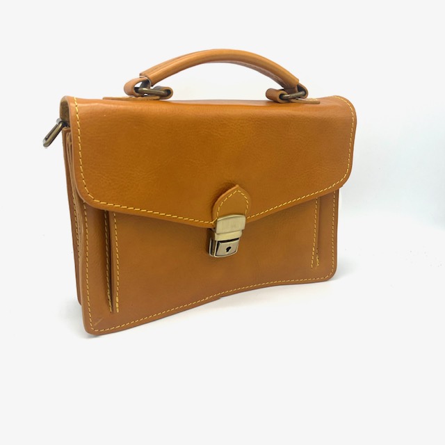 Een tas met drie vakken onder de klep. De klep is leer gevoerd.
De achterzijde is voorziern van een rits.
Verder beschikt de tas over een korte handgreep en een lange afeneembare schouderriem.

Afmetingen:
Hoogte 17cm x breed 24cm x diep 8cm