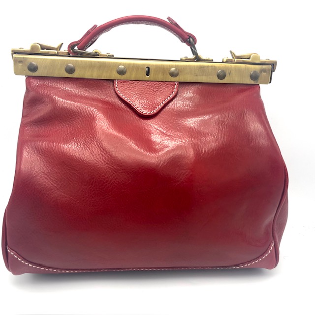 Deze Ownlabel crossbody Doktors tas in de kleur rood is voorzien van een verstelbare schouderriem en meerdere vakken voor al je essentials. De perfecte tas om je outfit compleet te maken voor een avondje uit of een dagje weg. Draag de tas schuin over je lichaam voor een trendy look. Een must-have accessoire voor elke gelegenheid!