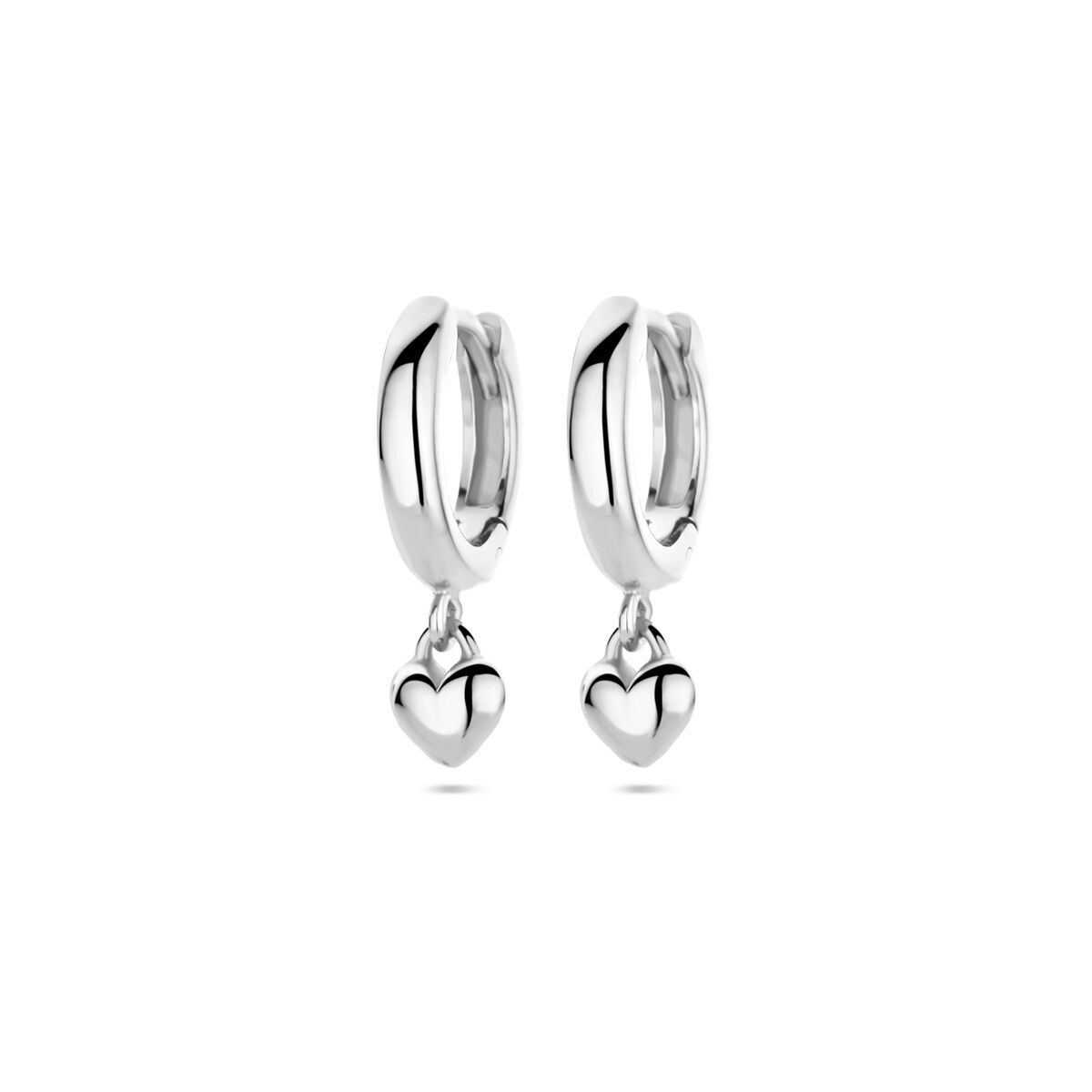 Gerhodineerd 925 zilveren klapoorringen met een hart hanger van 4x4.5mm. De oorringen hebben een totale hoogte van 16mm.