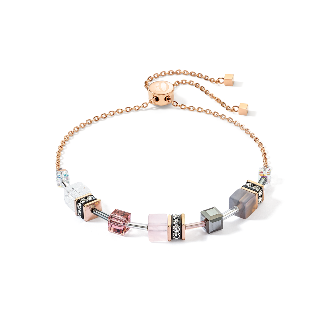 GeoCUBE® Iconic Nature armband rosé: sierlijkheid ontmoet flexibiliteit De GeoCUBE® Iconic Nature armband rosé maakt indruk met zijn harmonieuze combinatie van rozenkwarts, grijze agaat en bergkristal. Met de schuifsluiting kan de lengte worden aangepast, zodat de armband altijd perfect past. Of je hem nu alleen draagt of in combinatie met de bijpassende ketting, deze armband geeft je look een zachte, vrouwelijke touch.
De armband is gemaakt van Agaat, Rozenkwarts, Bergkristal, Swarovski® kristallen, Strass rondellen, Roestvrij staal roségoud. De schuifsluiting is gemaakt van roestvrij staal roségoud. De lengte van de armband is 25 cm (verstelbaar van 14 tot 25 cm).