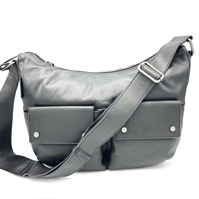 Deze Gianni Conti crossbodytas in het zwart heeft een verstelbare schouderband en verschillende opbergvakken voor het organiseren van al je benodigdheden. De tas is gemaakt van hoogwaardig leer en is perfect voor dagelijks gebruik. Draag deze tas over je schouder of crossbody voor een stijlvolle en praktische look. Perfect voor elke gelegenheid! Bestel nu en geniet van het gemak van deze mooie tas.

Verder heeft de tas twee opgestikte voorvakjes en een achterrits.

Afmetingen:
Hoogte 23cm x breed 30cm x diep 10cm