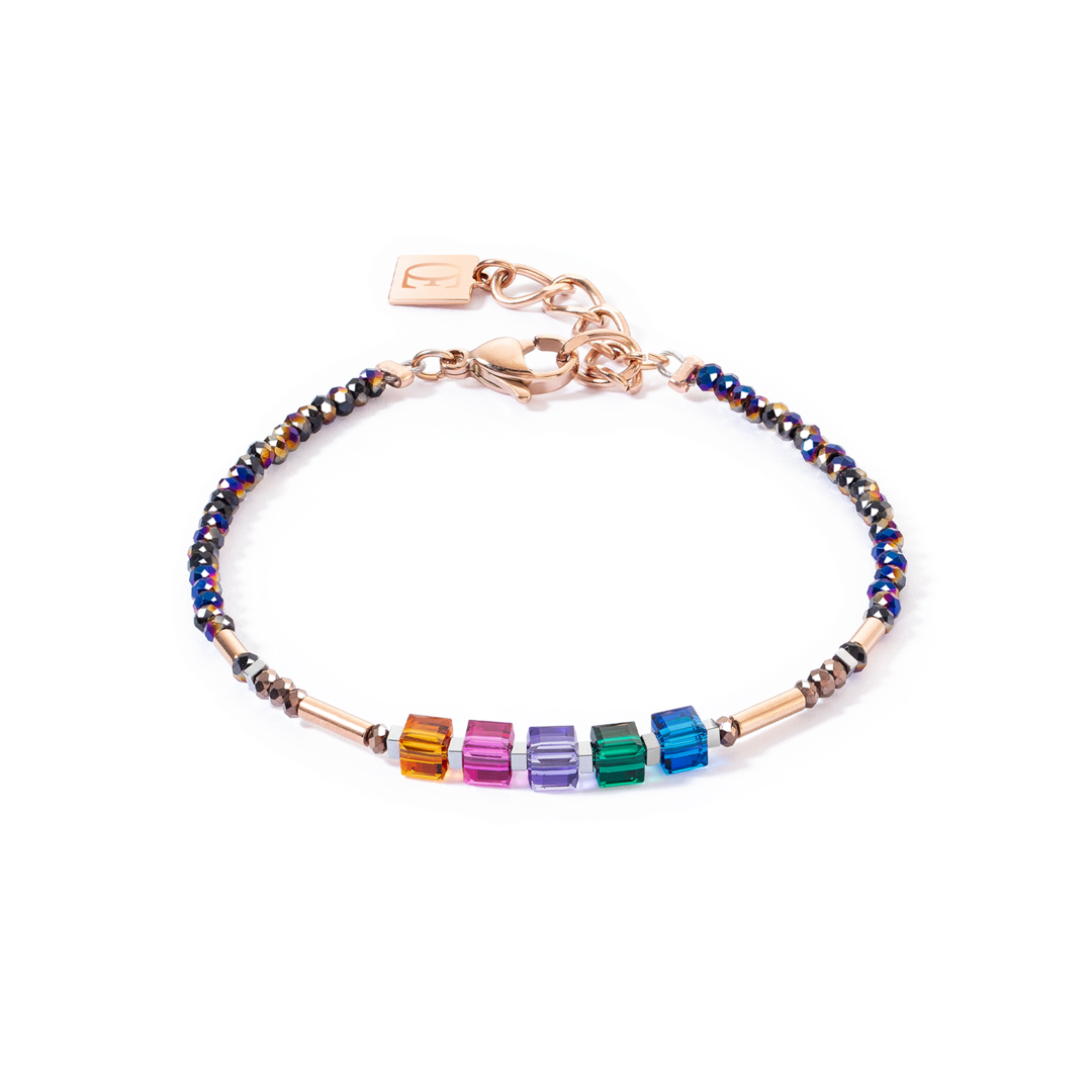 Cube Story Minimalistic Sparkling Bracelet Multicolour Autumn - Tijdloze elegantie met een vleugje kleur De Cube Story Minimalistic Sparkling Bracelet in de Multicolour Autumn uitvoering is het perfecte accessoire voor iedereen die ingetogen elegantie en levendige kleuren wil combineren in één sieraad. Deze filigraan armband combineert delicate, glinsterende kristallen kralen met heldere kubussen in levendige herfstkleuren zoals oranje, roze, groen en blauw. De roségoudkleurige elementen geven het ontwerp een warme, luxe touch. Dankzij het minimalistische ontwerp kan de armband op verschillende manieren worden gecombineerd - als kleurrijk detail in het dagelijks leven of als stijlvol hoogtepunt voor speciale gelegenheden. De fijne, donkere kralen steken perfect af tegen de kleurrijke kubussen en creëren een harmonieus geheel dat je pols een subtiel maar effectief accent geeft. De Cube Story Minimalistic Sparkling Bracelet Multicolour Autumn is ideaal voor iedereen die van moderne, elegante sieraden houdt en een vleugje kleur aan zijn stijl wil toevoegen. Combineer hem met de bijpassende oorbellen of ketting uit dezelfde lijn voor een harmonieuze look die gegarandeerd hoofden doet omdraaien.
De armband is gemaakt van Swarovski® kristallen, geslepen glas, roestvrij staal roségoud. De verstelbare schuifsluiting is gemaakt van roestvrij staal roségoud. De lengte van de armband is 17,5 cm + 3 cm verlenging.
