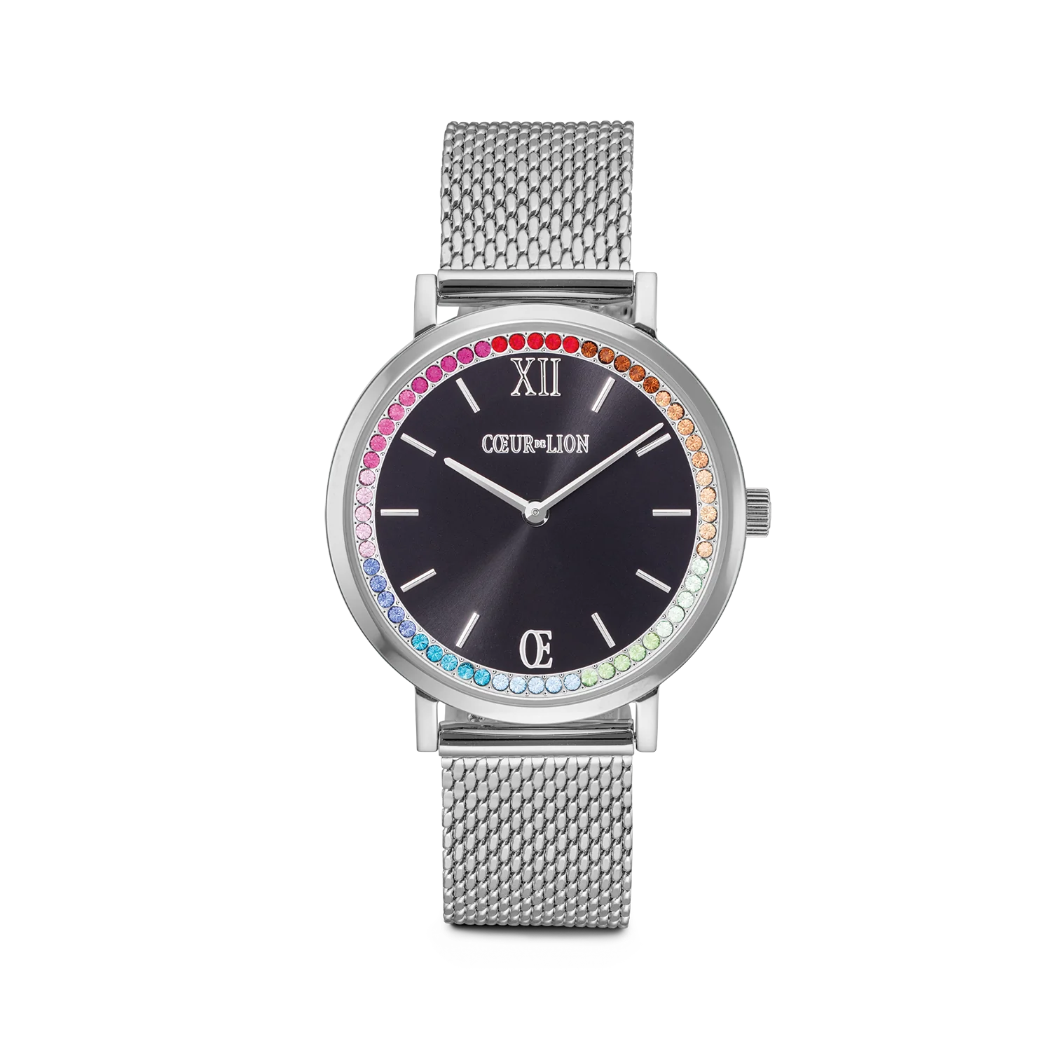 Rond Sparkling Rainbow Sunray Zwart Milanaise Zilver horloge - Tijdloze elegantie ontmoet kleurrijke glamour Dit prachtige horloge combineert klassiek design met een modern, sprankelend accent. De diepzwarte Sunray-wijzerplaat straalt ingetogen elegantie uit, terwijl de glinsterende regenboogrand het horloge een levendig en uniek tintje geeft. De fijne, metallic accenten van de Milanaise armband in zilver zorgen voor een tijdloze look die moeiteloos in elke garderobe kan worden ge&iuml;ntegreerd. Of het nu voor dagelijks gebruik of speciale gelegenheden is, het Sparkling Rainbow Sunray Black-horloge is een echt hoogtepunt om de pols. Met zijn kastdiameter van 40 mm combineert hij een discreet formaat met een opvallend ontwerp. De sprankelende regenboogrand breekt het licht in de mooiste kleuren en maakt het horloge tot een bijzondere blikvanger die elke outfit net dat beetje extra geeft. Dit horloge is de perfecte keuze voor iedereen die tijdloze elegantie wil combineren met een vleugje kleurrijke glamour. Een stijlvol accessoire dat een uniek en modern tintje aan je look geeft
