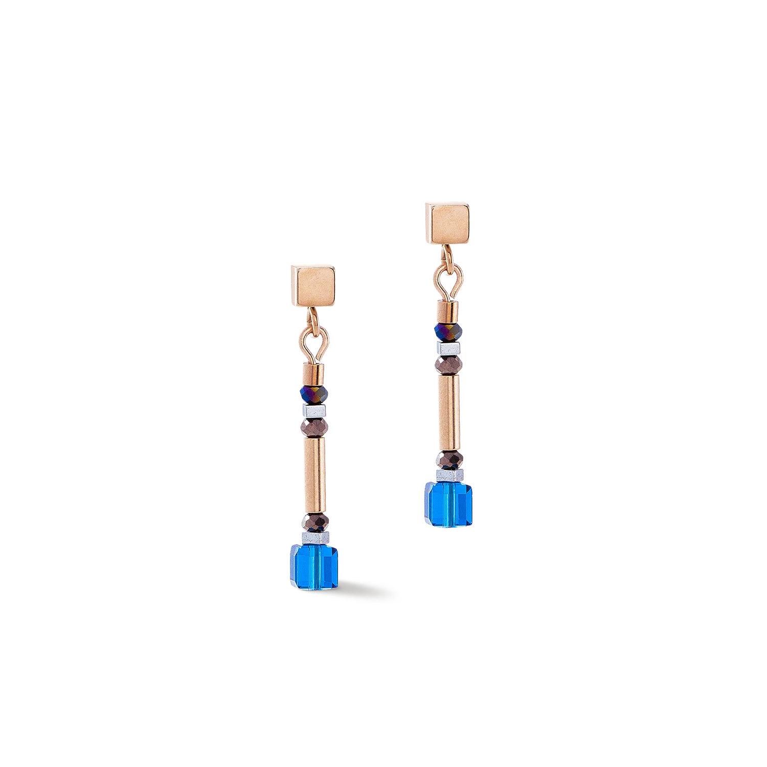 Cube Story Minimalistic Sparkling Earrings Multicolour Autumn - Ingetogen elegantie met een kleurrijk accent De Cube Story Minimalistic Sparkling Earrings in de Multicolour Autumn-versie combineren eenvoudige elegantie en levendige kleuren in perfecte harmonie. Deze stijlvolle oorbellen hebben een minimalistisch ontwerp met een glinsterende kleurenmix die ideaal is voor het herfstseizoen. De combinatie van delicate, donkere metaaltinten en felle kleuraccenten zoals blauw geven deze oorbellen een moderne en toch tijdloze uitstraling. Dankzij hun subtiele lengte en slanke ontwerp zijn de oorbellen veelzijdig inzetbaar en kunnen ze gedragen worden als een elegant vleugje kleur in het dagelijks leven of als stijlvol accessoire voor speciale gelegenheden. De zorgvuldig geselecteerde parels en kubussen creëren een harmonieus kleurenspel dat elke outfit een bijzonder tintje geeft. Perfect in combinatie met de bijpassende ketting of als op zichzelf staand hoogtepunt - de Cube Story Minimalistic Sparkling Earrings Multicolour Autumn zijn het ideale accessoire voor iedereen die moderne, ingetogen elegantie waardeert en ook een voorliefde heeft voor kleur.