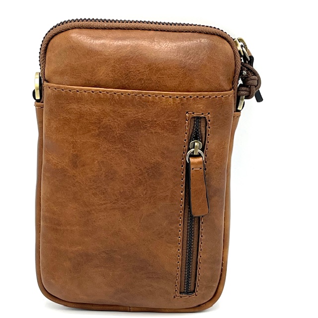 Deze Gianni Conti erfstukken schoudertas in de kleur tan is gemaakt van hoogwaardig leer en heeft een klassiek design. De tas heeft meerdere vakken en een verstelbare schouderband voor optimaal draagcomfort. Draag deze tas casual over de schouder of crossbody voor een trendy uitstraling. Een tijdloos en stijlvol accessoire voor iedere gelegenheid. Perfect voor dagelijks gebruik of voor een avondje uit.

Afmetingen:
Hoogte 21cm x breed 23.5cm x diep 2.5cm