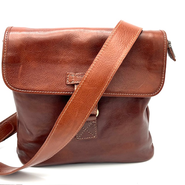 Deze OwnLabel crossbody Cuoio 604 is gemaakt van hoogwaardig materiaal en heeft een stijlvol design met praktische eigenschappen zoals meerdere vakken en een verstelbare schouderband. De tas kan op verschillende manieren worden gedragen, als crossover of crossbody. De Nero 604 is ideaal voor dagelijks gebruik en past perfect bij elke outfit. Koop hem nu en verbeter je stijl!
Een ruime tas waarvan onder de klep ook nog een rits zit.
Onder deze laatste rits zit drie compartimenten waarbij de middelste kan worden afgesloten met een rits.
Tevens aan de achterzijde een handig ritsvak

Afmetingen:
Hoogte 28cm x breed 28cm x diep 6cm