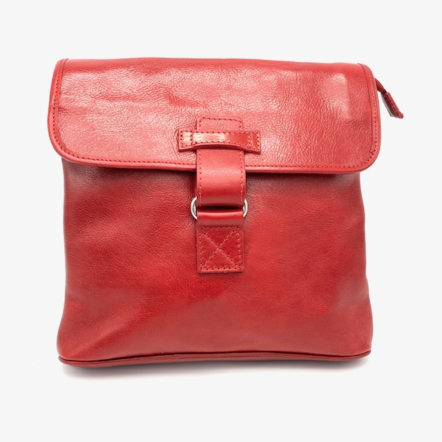 Deze OwnLabel crossbody Rosso 604 is gemaakt van hoogwaardig materiaal en heeft een stijlvol design met praktische eigenschappen zoals meerdere vakken en een verstelbare schouderband. De tas kan op verschillende manieren worden gedragen, als crossover of crossbody. De Nero 604 is ideaal voor dagelijks gebruik en past perfect bij elke outfit. Koop hem nu en verbeter je stijl!
Een ruime tas waarvan onder de klep ook nog een rits zit.
Onder deze laatste rits zit drie compartimenten waarbij de middelste kan worden afgesloten met een rits.
Tevens aan de achterzijde een handig ritsvak

Afmetingen:
Hoogte 28cm x breed 28cm x diep 6cm