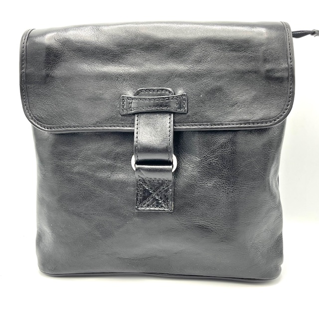 Deze OwnLabel crossbody Nero 604 is gemaakt van hoogwaardig materiaal en heeft een stijlvol design met praktische eigenschappen zoals meerdere vakken en een verstelbare schouderband. De tas kan op verschillende manieren worden gedragen, als crossover of crossbody. De Nero 604 is ideaal voor dagelijks gebruik en past perfect bij elke outfit. Koop hem nu en verbeter je stijl!
Een ruime tas waarvan onder de klep ook nog een rits zit.
Onder deze laatste rits zit drie compartimenten waarbij de middelste kan worden afgesloten met een rits.
Tevens aan de achterzijde een handig ritsvak

Afmetingen:
Hoogte 28cm x breed 28cm x diep 6cm