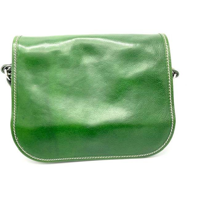 OwnLabel  schoudertas gemaakt van een mooi stuk leer. Onder de klep zit een rits en een steekvak. Onder de rits zit een hoofdvak en een extra ritsvakje.

Afmetingen:
Hoogte 20cm x breed 26cm x diep 10cm