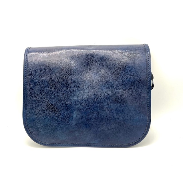Deze  OwnLabel schoudertas/klep navy 0588 is gemaakt van hoogwaardig materiaal en heeft een trendy design met een handige klep. De tas heeft een verstelbare schouderriem en genoeg ruimte voor al je essentials. Draag de tas over je schouder voor een casual look of crossbody voor een meer edgy uitstraling. Perfect voor dagelijks gebruik!
OwnLabel  schoudertas gemaakt van een mooi stuk leer. Onder de klep zit een rits en een steekvak. Onder de rits zit een hoofdvak en een extra ritsvakje.

Afmetingen:
Hoogte 20cm x breed 26cm x diep 10cm