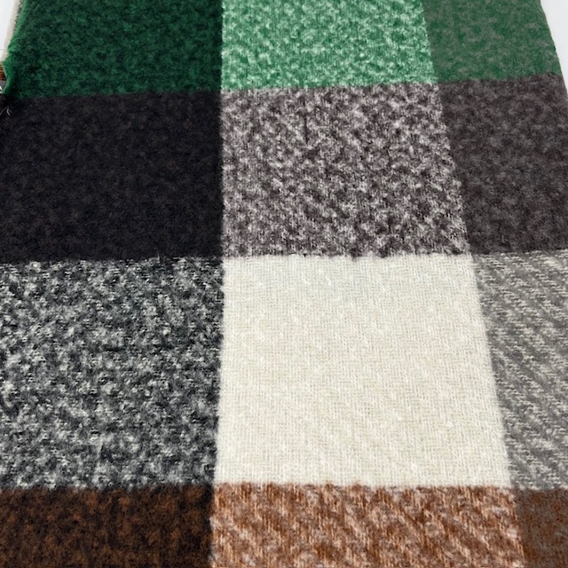 sjaal in een fantastische kwaliteit.
Lekker warm door de blend met Lana.

80% viscose
20% wol