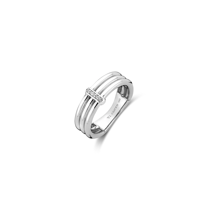 Omarm minimalistische luxe met deze TI SENTO zilveren ring 12344ZI. Gemaakt van 925 sterling zilver en afgewerkt met platina voor een blijvende schittering, heeft deze ring een trio van delicate ringen met een fonkelend pavé van cubic zirconia. De koele, heldere afwerking van het platina voegt een vleugje moderne verfijning toe, terwijl het minimalistische ontwerp geïnspireerd is door tijdloze esthetiek. Meer dan alleen een accessoire, is deze ring een symbool van verfijnde smaak en moeiteloze stijl. De delicate banden en sprankelende steentjes creëren een harmonieuze mix van traditie en moderniteit. Ervaar de magie van deze betoverende ring. Draag hem alleen voor een minimalistische statement of combineer de ring met andere ringen voor een persoonlijke touch. Met zorg vervaardigd voor gevoelige huid, zorgt deze nikkelvrije en hypoallergene ring voor blijvend comfort en kwaliteit.

