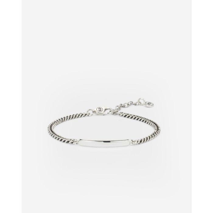 Begin met twinnen en verwen je favoriete persoon en jezelf met een gepersonaliseerde armband! Graveer een persoonlijke boodschap op onze Bar Armband om ze altijd te herinneren hoe speciaal ze zijn. De Essential Mini Bar Armband is ontworpen in Amsterdam en ethisch verkregen uit 100% gerecycled zilver in Zuidoost-Azië. Je koopt onze producten niet, je geeft ze cadeau. Aan wie geef jij dit sieraad? Aan jezelf of aan iemand speciaal?