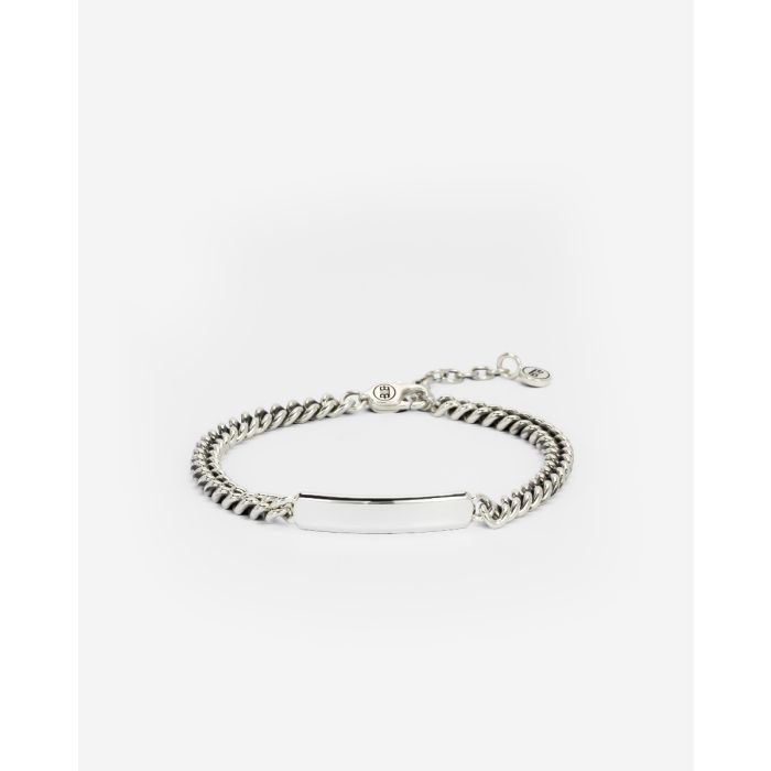 Begin met twinnen en verwen je favoriete persoon en jezelf met een gepersonaliseerde armband! Graveer een persoonlijke boodschap op onze nieuwe Bar Armband om ze altijd te herinneren hoe speciaal ze zijn. De Essential Bar Armband is ontworpen in Amsterdam en ethisch verkregen uit 100% gerecycled zilver in Zuidoost-Azië. Je koopt onze producten niet, je geeft ze cadeau. Aan wie geef jij dit sieraad? Aan jezelf of aan iemand speciaal?