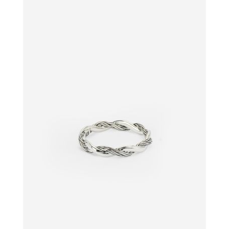Ons stacking assortiment ontsluit oneindige mogelijkheden, door je in staat te stellen verschillende stukken op elkaar te stapelen om je eigen verhaal te verzamelen. Vier elke mijlpaal met een ander stuk. Met onze nieuwe stacking collectie nodigen we je uit om op een reis van zelfexpressie te gaan. De Katja Stacking Ring Twist is ontworpen in Amsterdam en ethisch verkregen uit 100% gerecycled zilver in Zuidoost-Azië. Wij geloven dat je alle dingen in het leven moet vieren; geloof jij dat ook?