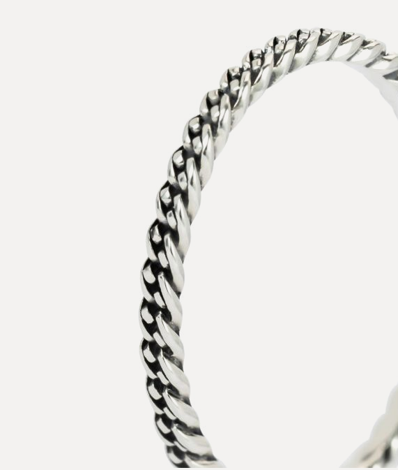 Onze nieuwe stacking collectie ontsluit oneindige mogelijkheden door je in staat te stellen verschillende stukken op elkaar te stapelen om je eigen verhaal te verzamelen. Vier elke mijlpaal met een ander stuk. Met onze nieuwe stacking collectie nodigen we je uit om op een reis van zelfexpressie te gaan. De Nathalie Stacking Ring is ontworpen in Amsterdam en ethisch verkregen uit 100% gerecycled zilver in Zuidoost-Azië. Wij geloven dat je alle dingen in het leven moet vieren; geloof jij dat ook?