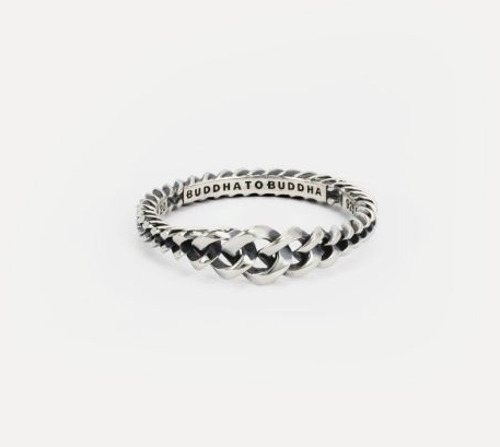 Maak een statement met onze nieuwe Chain Gradient Set. De Chain Gradient Ring is de perfecte eyecatcher om te dragen wanneer je het leven viert. De Chain is een van onze meest populaire ontwerpen en dat is niet voor niets. Waar je ook gaat, je zult STRALEN terwijl je dit iconische statement sieraad draagt. Ontworpen in Amsterdam en ethisch verkregen uit 100% gerecycled zilver in Zuidoost-Azië. Ga je het leven vieren door jezelf of iemand anders te verwennen?