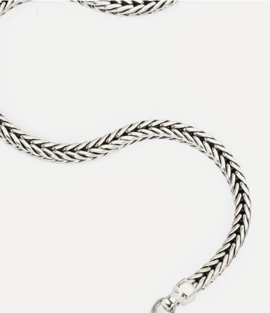 Onze nieuwe stacking collectie ontsluit oneindige mogelijkheden door je toe te staan verschillende sieraden op elkaar te stapelen en herinneringen van elk tijdperk in je leven met je mee te dragen. Vier elke mijlpaal met een ander sieraad en vertel je eigen verhaal, waar je ook gaat. Omarm de veelzijdigheid van onze stacking collectie met onze stapelbare kettingen. Vier elke mijlpaal, elke fase en elk moment van groei, met deze verfijnde sieraden die je herinneringen voor altijd laten voortbestaan. De Barbara Stacking Bracelet is ontworpen in Amsterdam en ethisch verkregen uit 100% gerecycled zilver in Zuidoost-Azië. Wij geloven dat je alle veranderingen moet vieren: geloof jij dat ook?
