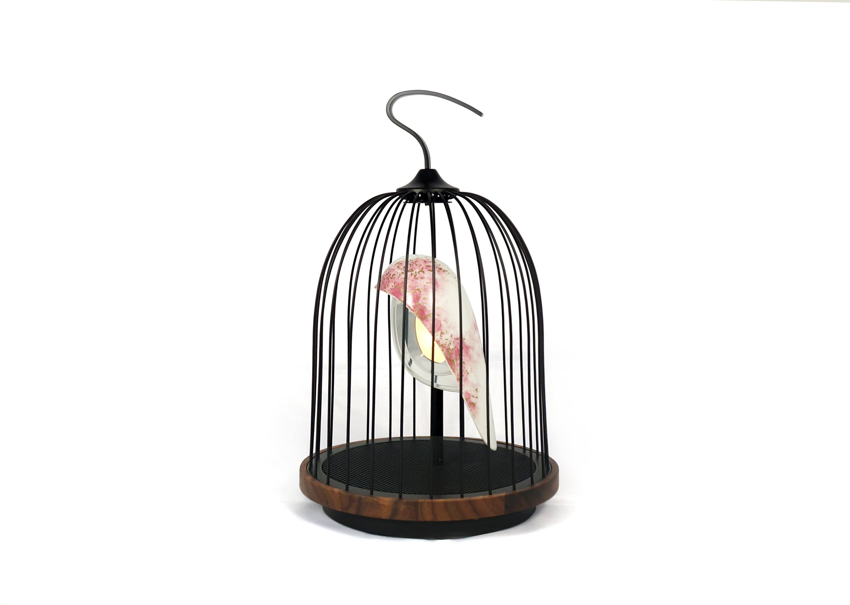 Cherry Blossom, of ‘sakura’ in het Japans, staat symbool voor ‘een nieuw begin’ en hoop. Kersenbloesem versterkt het voorjaar gevoel. 
Kleur & Design Vogel: roomwitte basis, pastel roze kersenbloesem ontwerp met gouden bladeren

