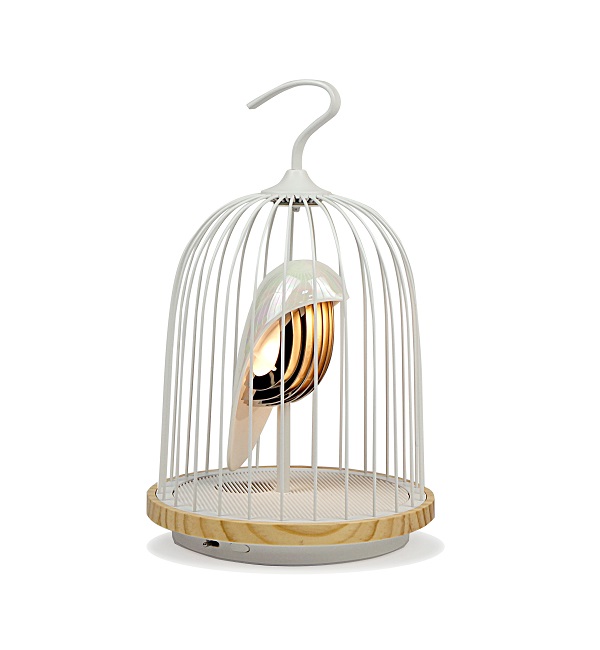 JinGoo by DaqiConcept verenigt sfeerverlichting en een hoogwaardige Bluetooth speaker tot een uniek object. Het bekroonde ontwerp is een perfecte mix van stijlvolle Oosterse invloeden, gecombineerd met moderne geluidstechnologie. Het resultaat: een ongekende zintuigelijke ervaring van het hoogste niveau.