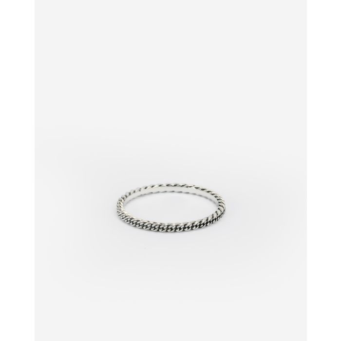 De Buddha to Buddha 345 Stacking Ring Nathalie in maat 18 is gemaakt van 925 sterling zilver. Het heeft een gedetailleerd gevlochten ontwerp dat perfect is om te combineren met andere ringen uit de collectie. Draag het alleen voor een subtiele look of stapel het met andere ringen voor een statementstijl. Met zijn tijdloze uitstraling en vakmanschap is dit een must-have voor elke sieradencollectie.