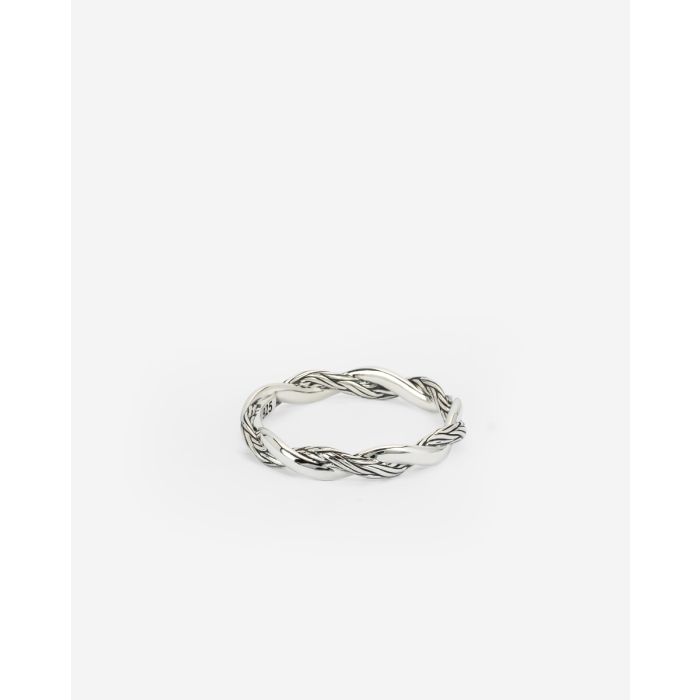 Ons stacking assortiment ontsluit oneindige mogelijkheden, door je in staat te stellen verschillende stukken op elkaar te stapelen om je eigen verhaal te verzamelen. Vier elke mijlpaal met een ander stuk. Met onze nieuwe stacking collectie nodigen we je uit om op een reis van zelfexpressie te gaan. De Katja Stacking Ring Twist is ontworpen in Amsterdam en ethisch verkregen uit 100% gerecycled zilver in Zuidoost-Azië.