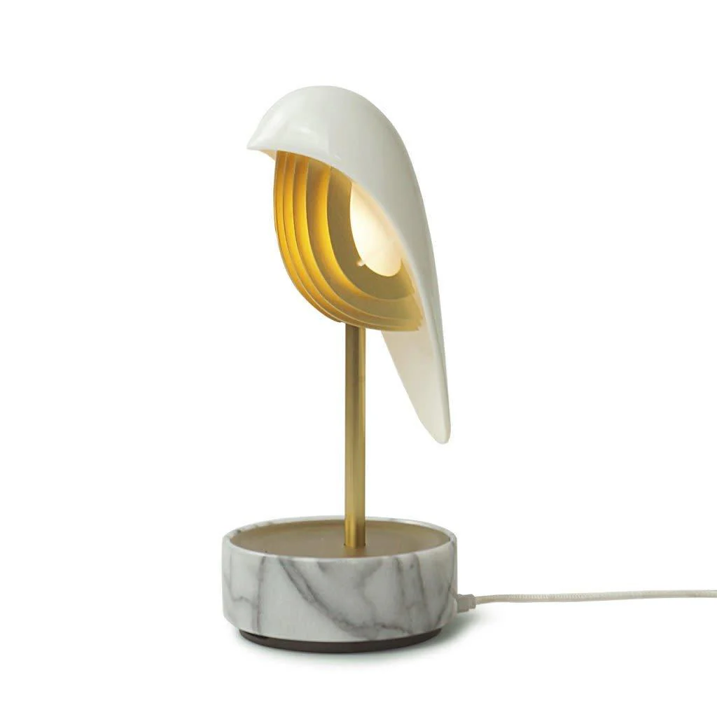 daqiconcept chirp white gold heeft een elegant wit handgemaakt porseleinen vogelhoes en een wit marmeren voet gemaakt van natuursteen. Elke basis heeft een uniek patroon door de gebruikte natuurlijke materialen.