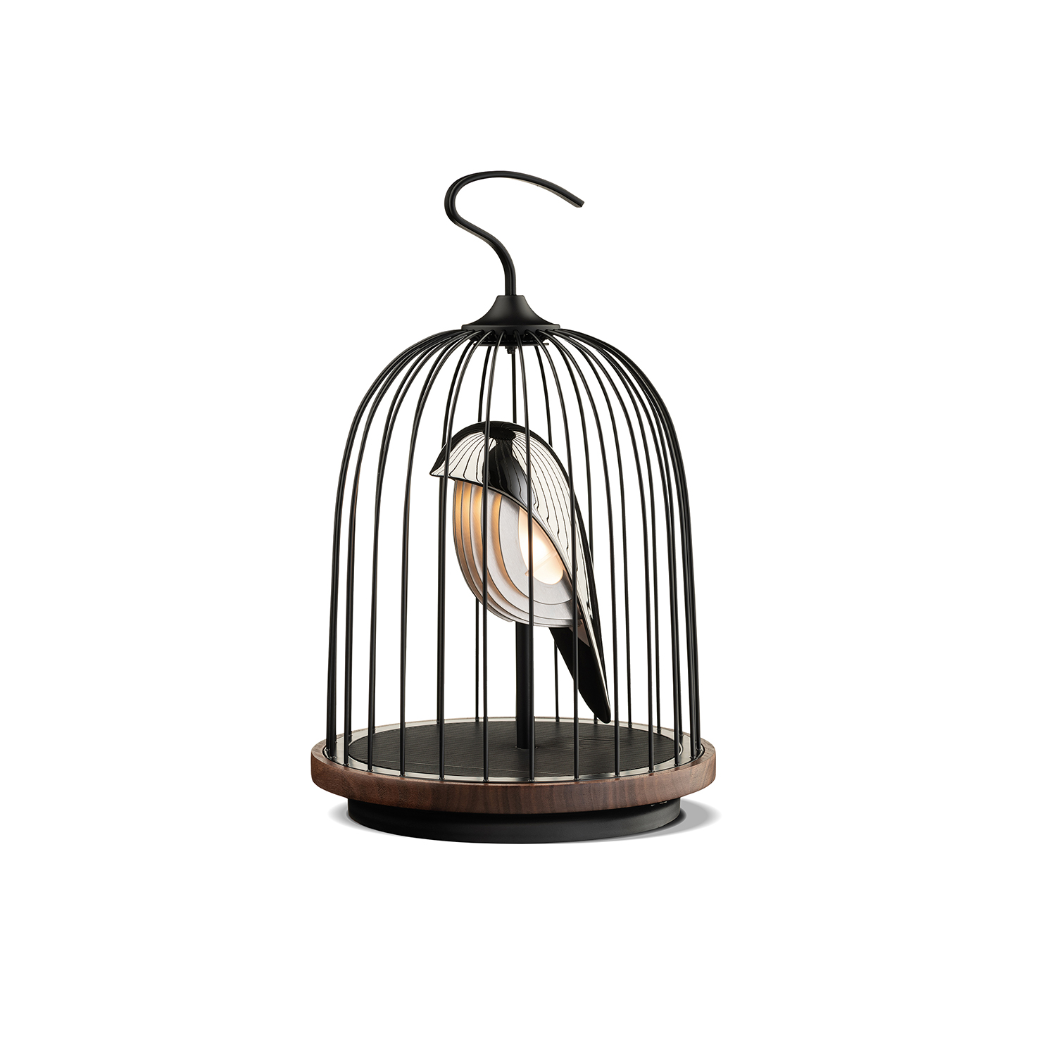 Geïnspireerd door het gracieuze en elegante uiterlijk van de zwaan en de niet-aflatende toewijding om zijn gezin te beschermen. Silver Swan is een symbool van schoonheid en loyaliteit. De zilveren coating wordt bereikt door de porseleinen vogel te galvaniseren met een hoogwaardige antioxidant waardoor deze een glanzende spiegelachtige afwerking krijgt.