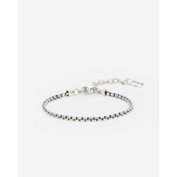 De Buddha to Buddha 911 Stacking Bracelet C-E is gemaakt van hoogwaardig zilver, met de kenmerkende stoere en verfijnde uitstraling van het merk. Deze armband is perfect om te combineren met andere sieraden voor een trendy gelaagde look. Draag hem enkel voor een subtiele touch of stapel meerdere armbanden voor een statement effect. Een must-have voor elke sieradencollectie!