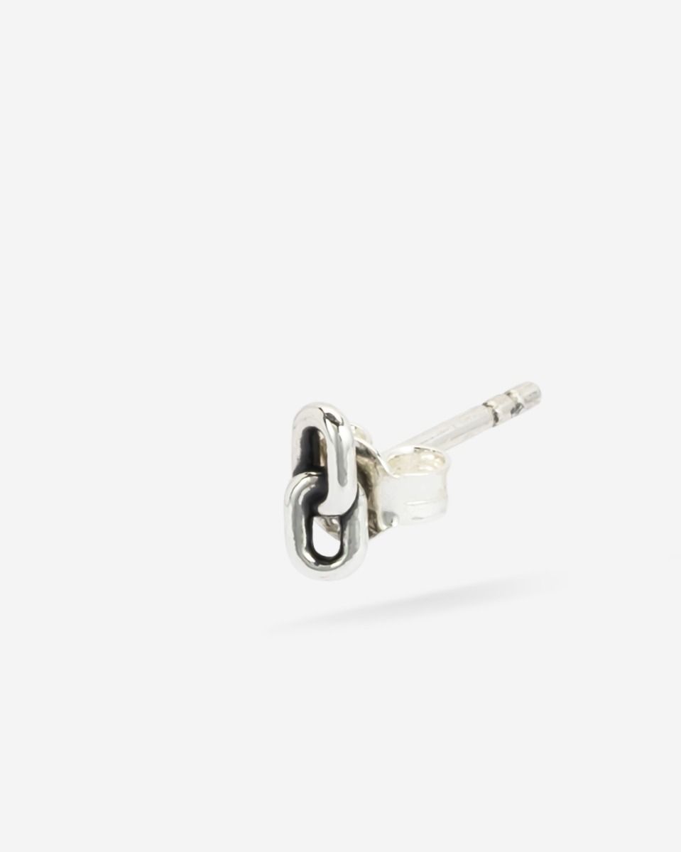 De BTB 491 Stacking stud is een elegante oorknop die perfect te combineren is met andere oorbellen. Het stuk is dubbelzijdig en kan op verschillende manieren gedragen worden voor een unieke look. De tijdloze stijl en verfijnde uitstraling maken dit sieraad een must-have voor elke sieradencollectie. Draag deze oorknop voor een subtiele touch of mix en match hem met andere oorbellen voor een gedurfde look.
