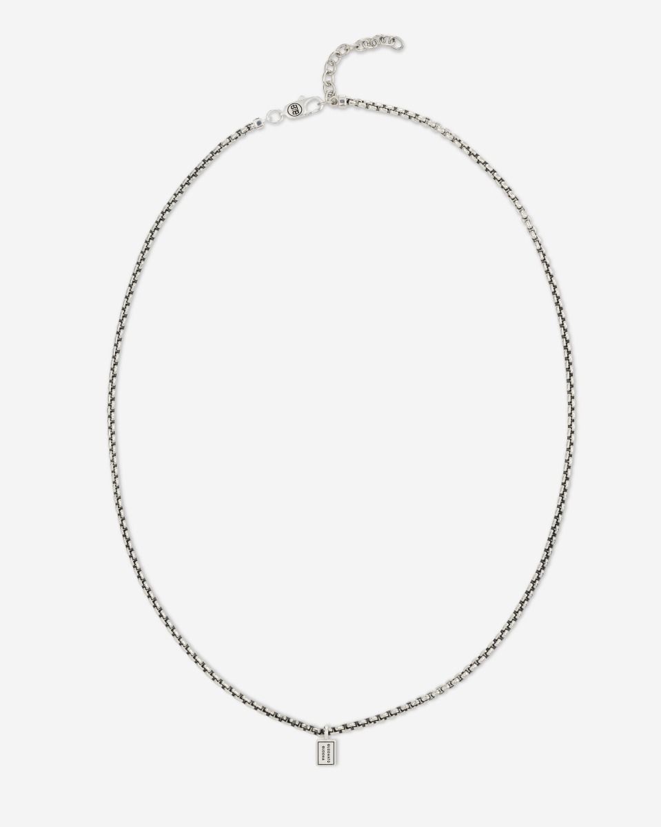 De Buddha to Buddha 861 Stacking Venetian collier heeft een verfijnde en elegante uitstraling, geschikt om op zichzelf te dragen of te combineren met andere sieraden. Met een lengte van 65cm kan het op verschillende manieren worden gestyled, zoals enkele lus, dubbele lus of als laag hangende ketting. Deze tijdloze ketting is handgemaakt van hoogwaardig zilver en is een prachtige toevoeging aan elke outfit.