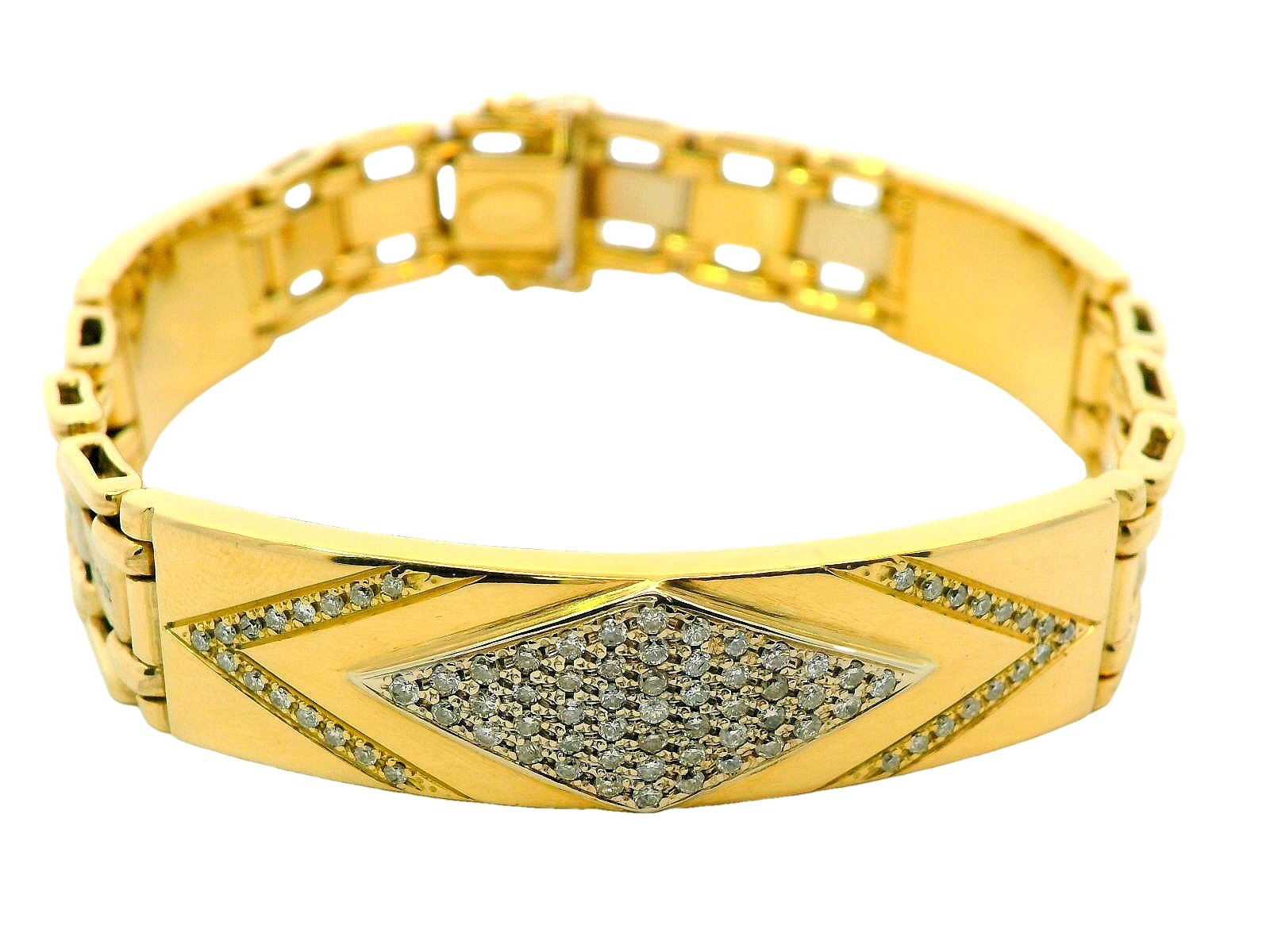  Deze elegante armband is vervaardigd uit 18 karaat geelgoud (90.43gr) en is voorzien van 2.00ct sprankelende diamanten. De armband heeft een lengte van 21 cm en een dikte van 3 mm. En een breedte van 13 mm . De massieve uitvoering geeft de armband een robuuste en luxe uitstraling. Ondanks dat de armband tweedehands is, verkeert hij in uitstekende staat en oogt hij als nieuw. Dit prachtige sieraad is een tijdloos stuk dat zowel stijlvol als duurzaam is, perfect om elke outfit te verfraaien.