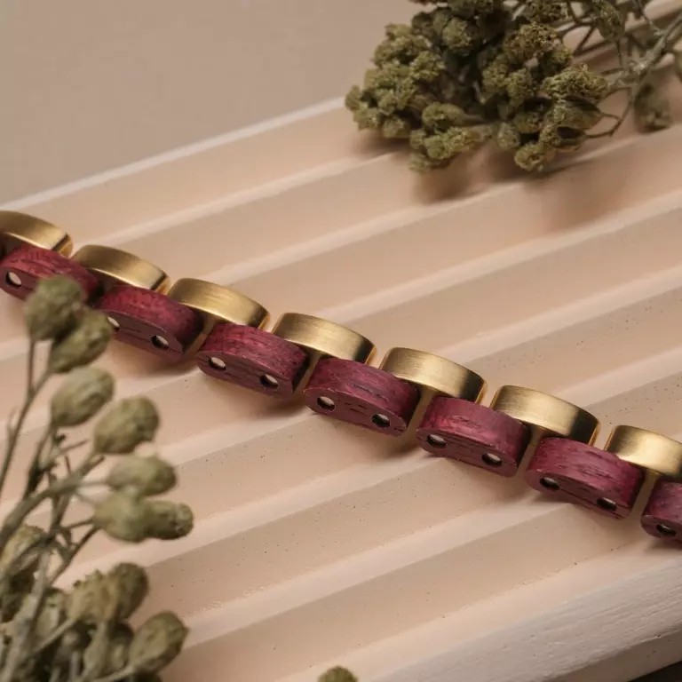 Onze Duet Bandlet combineert hoogwaardig roestvrij staal in roségoud op een bijzondere manier met uniek walnotenhout. Dankzij het klassieke design is deze armband op vele manieren te combineren en biedt hij het hoogste draagcomfort.