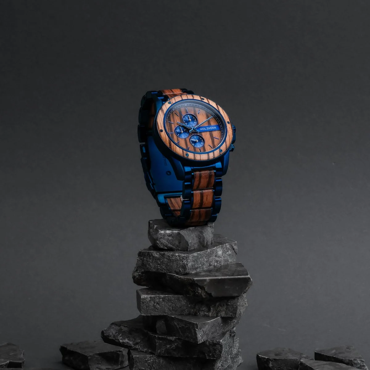 Deze unieke combinatie van zebrano en blauw roestvrij staal vertegenwoordigt de jonge ridder Sir Gareth, die met veel vaardigheid en moed een plaats aan Arthur's Ronde Tafel wist te bemachtigen.