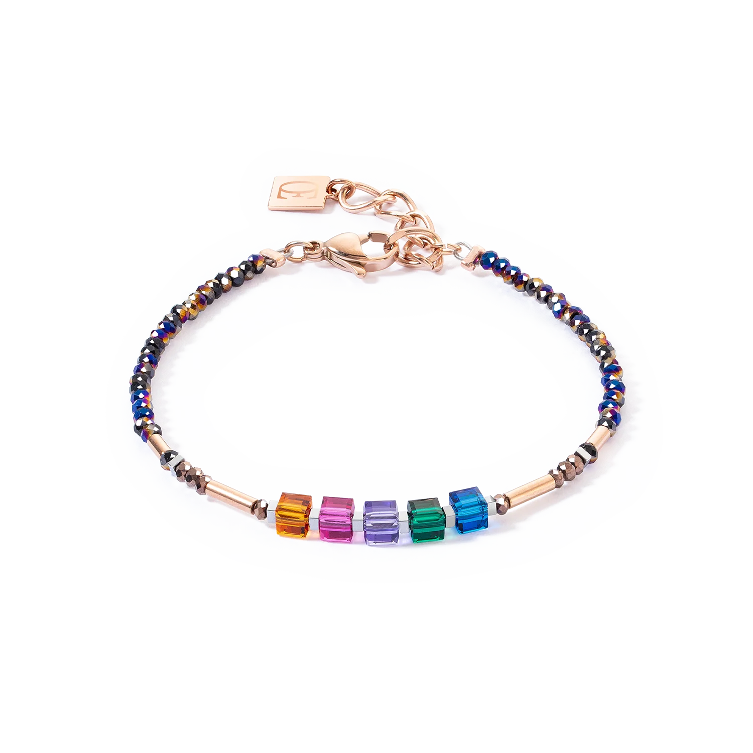 Cube Story Minimalistische Sprankelende Armband Multicolour Herfst - Tijdloze elegantie met een vleugje kleur De Cube Story Minimalistic Sparkling Bracelet in de Multicolour Autumn versie is het perfecte accessoire voor iedereen die ingetogen elegantie en levendige kleuren wil combineren in één sieraad. Deze filigrane armband combineert delicate, glinsterende kristallen kralen met heldere kubussen in levendige herfstkleuren zoals oranje, roze, groen en blauw. De roségoud vergulde elementen geven het ontwerp een warme, luxueuze touch. Door het minimalistische ontwerp kan de armband op verschillende manieren worden gecombineerd - of het nu gaat om een kleurrijk detail in het dagelijks leven of om een stijlvol hoogtepunt voor speciale gelegenheden. De fijne, donkere kralen laten de kleurrijke kubussen perfect uitkomen en zorgen voor een harmonieus totaalbeeld dat je pols een subtiel maar effectief accent geeft. De Cube Story Minimalistische Sprankelende Armband Multicolour Autumn is ideaal voor iedereen die van moderne, elegante sieraden houdt en een vleugje kleur aan zijn stijl wil toevoegen. Combineer het met de bijpassende oorbellen of ketting uit dezelfde lijn voor een harmonieuze look die gegarandeerd de aandacht trekt.