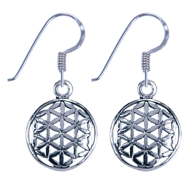 Deze prachtige zilveren oorhanger is voorzien van het Flower of Life symbool met een diameter van 11mm. De oorbellen zijn subtiel en elegant en kunnen gedragen worden bij elke gelegenheid. Het beste is om deze oorbellen te combineren met andere zilveren sieraden voor een complete look. Laat je innerlijke schoonheid stralen met deze symbolische oorbellen!