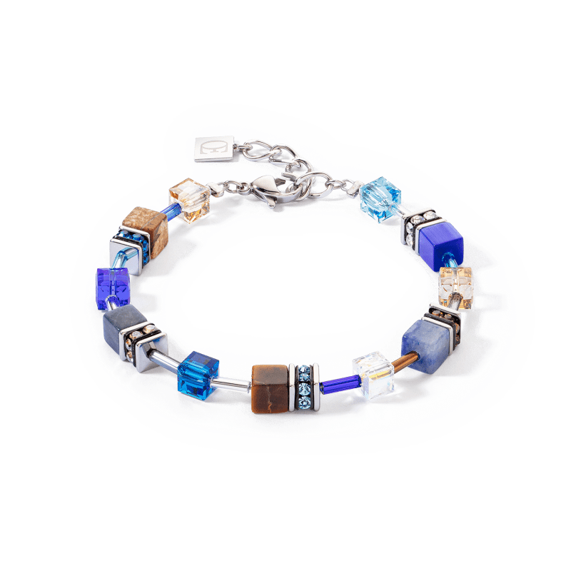 Laat je betoveren door de Coeur de Lion GeoCUBE armband Iconic Precious 4905/30-0711. Deze prachtige armband is een ware blikvanger en voegt een vleugje elegantie toe aan elke outfit. De armband is gemaakt van hoogwaardig staal en is zilverkleurig, wat een mooi contrast vormt met de blauwe en bruine stenen.

De Coeur de Lion 4905/30-0711 armband behoort tot de GeoCUBE collectie, een collectie die bekend staat om haar unieke en opvallende ontwerpen. De armband is voorzien van een karabijnsluiting, waardoor hij gemakkelijk aan en uit te doen is. De lengte van de armband is verstelbaar van 18,5 cm tot 21,5 cm, waardoor hij altijd perfect past.