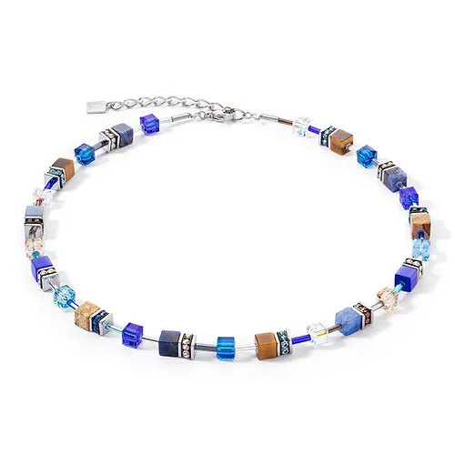Laat je betoveren door het Coeur de Lion GeoCUBE collier Iconic Precious 4905/10-0711. Deze prachtige armband is een ware blikvanger en voegt een vleugje elegantie toe aan elke outfit. De armband is gemaakt van hoogwaardig staal en is zilverkleurig, wat een mooi contrast vormt met de blauwe en bruine stenen.

De Coeur de Lion 4905/10-0711 armband behoort tot de GeoCUBE collectie, een collectie die bekend staat om haar unieke en opvallende ontwerpen. De armband is voorzien van een karabijnsluiting, waardoor hij gemakkelijk aan en uit te doen is. De lengte van de armband is verstelbaar van 18,5 cm tot 21,5 cm, waardoor hij altijd perfect past.

De blauwe en bruine stenen in de armband zijn zorgvuldig geselecteerd en geven het collier een unieke en stijlvolle uitstraling. De stenen zijn prachtig geslepen en vangen het licht op een betoverende manier, waardoor het collier bij elke beweging glinstert en glanst.