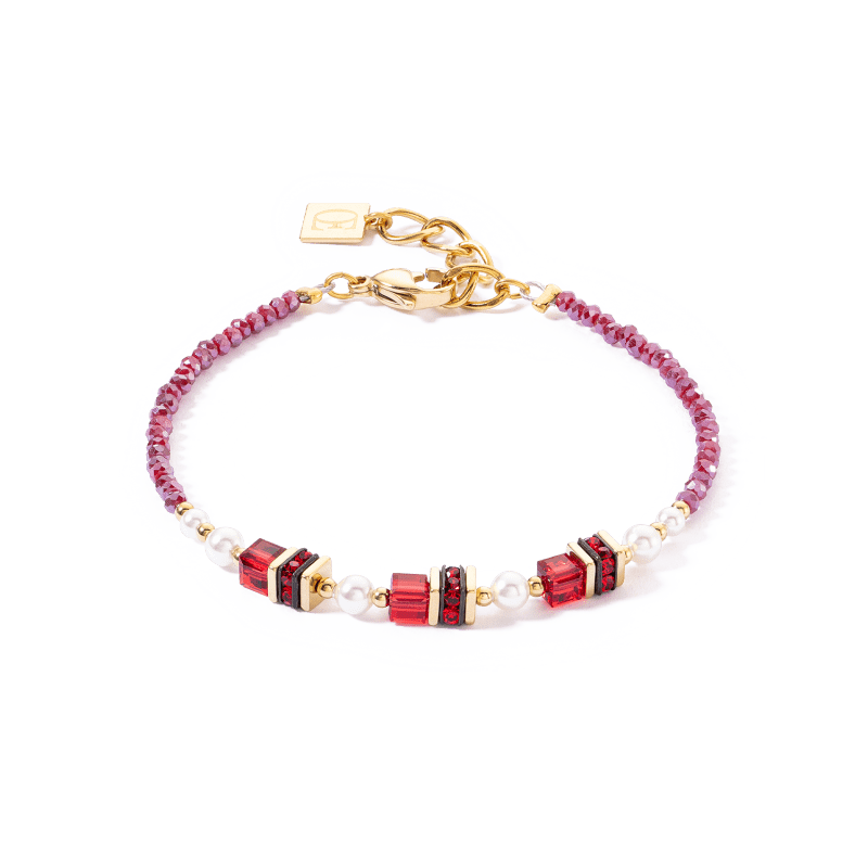 Ontmoet de Coeur de Lion 4567/30-0300 armband, een sprankelend sieraad dat je pols zal sieren met haar gouden glans en kleurrijke stenen. Deze armband is een prachtig sieraad dat elke outfit zal opfleuren.

De Coeur de Lion 4567/30-0300 armband is goudkleurig en versierd met rode en roze stenen, afgewisseld met parels. De combinatie van deze kleuren geeft de armband een warme en vrouwelijke uitstraling. De armband is gemaakt van gold plated materiaal, wat zorgt voor een luxe uitstraling en een lange levensduur.

De armband heeft een lengte van 18 tot 21 cm en is verstelbaar, zodat hij altijd perfect om je pols past. De breedte van de armband is 4 mm, wat hem subtiel en elegant maakt. De armband is voorzien van een karabijnsluiting, wat zorgt voor een veilige en comfortabele pasvorm.