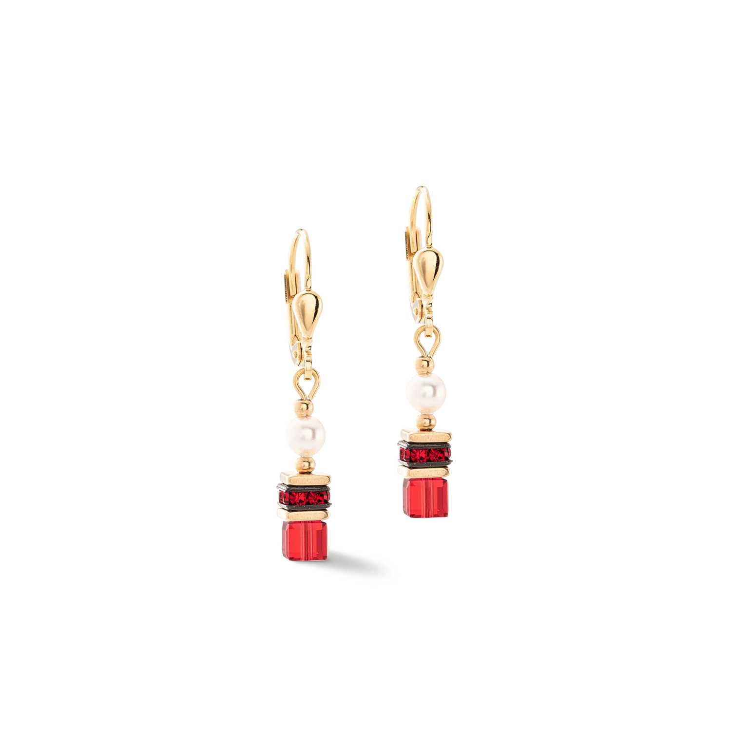 Sparkling Princess oorbellen in goud en rood - feestelijke glamour voor uw look De oorbellen "Sparkling Princess" in goud en rood zijn het perfecte accessoire om uw feestelijke look de finishing touch te geven. Deze elegante oorbellen combineren sprankelende rode kristallen met delicate parels en goudkleurige elementen die samensmelten tot een harmonieus ontwerp. De felrode accenten voegen een vleugje glamour toe, terwijl de gouden details een verfijnde en tijdloze elegantie uitstralen. Met hun subtiele maar opvallende ontwerp zijn de oorbellen "Sparkling Princess" ideaal voor de feestdagen - of het nu gaat om een ​​blikvanger bij speciale gelegenheden of als een stijlvol detail in het dagelijks leven. De praktische scharniersluitingen zorgen voor een veilige pasvorm en een hoog draagcomfort, zodat u zich de hele avond comfortabel voelt. Voeg met deze oorbellen een sprankelend accent toe aan uw outfit en geniet van de luxueuze charme die de oorbellen "Sparkling Princess" uitstralen. Een must-have voor elke sieradencollectie die elegantie en feestelijke sprankeling perfect combineert.