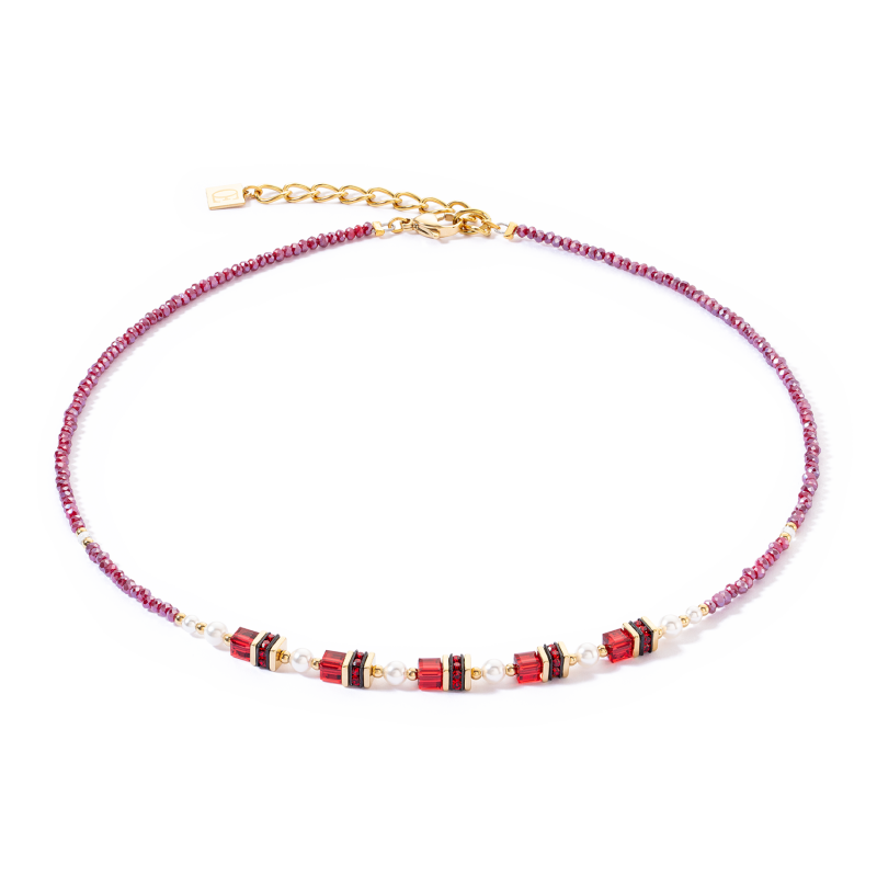 Sparkling Princess goud en rode ketting - uw perfecte metgezel voor de feestdagen Schitter bij elke feestelijke gelegenheid met de "Sparkling Princess" ketting in goud en rood. Deze delicate ketting betovert met fonkelende rode parels en glanzende kristallen omlijst door delicate, goudkleurige accenten. De combinatie van dieprode tinten en glanzend goud geeft dit sieraad een koninklijke elegantie die elke look zal verbeteren. Perfect voor de feestdagen, voegt de "Sparkling Princess" ketting een vleugje glamour en verfijning toe aan uw outfit. Of u hem nu draagt ​​bij een elegante avondjurk of als feestelijk hoogtepunt in het dagelijks leven, dit elegante accessoire zal de scène stijlvol zetten. De individueel verstelbare sluiting zorgt ervoor dat de ketting altijd perfect past en uw look harmonieus afrondt. Trakteer uzelf of uw geliefden op dit feestelijke sieraad, dat op elk moment van het jaar een stralende metgezel is.
