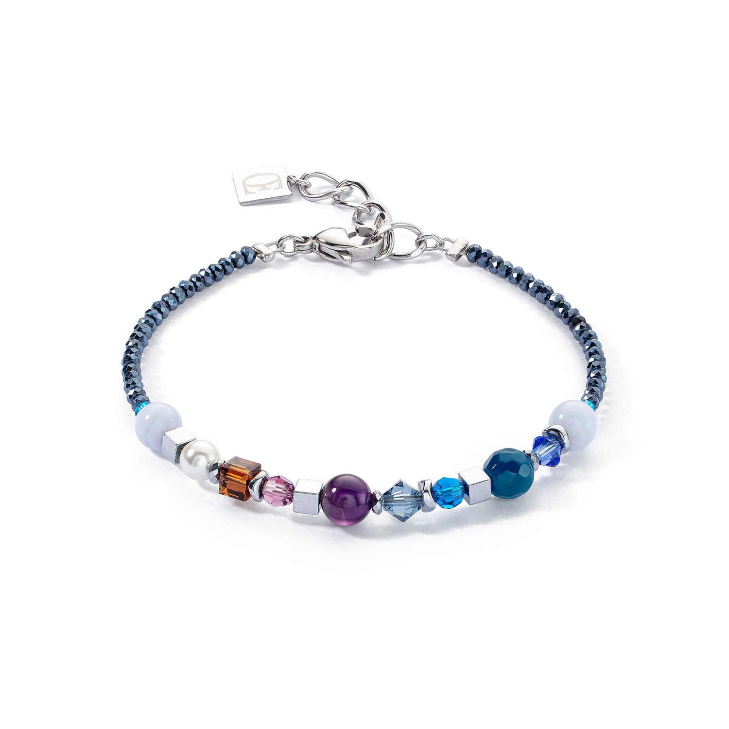 Festive Spheres armband zilver royal: edelstenen met diepe betekenis De Festive Spheres armband in zilver royal combineert de krachtige symboliek van amethist, chalcedoon en agaat met sprankelende kristalparels en glinsterende kristallen. Amethist bevordert innerlijke vrede en helderheid, chalcedoon versterkt harmonie en communicatie, terwijl agaat bescherming en aarding biedt. Deze edelstenen komen samen in een stijlvol ontwerp dat een elegante en spirituele touch aan uw look toevoegt.