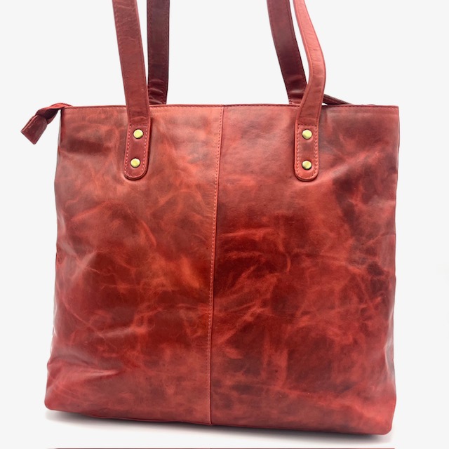 Deze felrode tas heeft een stijlvol ontwerp met bronskleurige accenten en een handige ritssluiting. Het heeft een ruim hoofdvak en een compact binnenvak met rits. Daarnaast twee handige steekvakken voor bv uw telefoon in op te bergen.Draag deze tas kort op uw schouder voor een trendy look. Perfect voor elke gelegenheid! 

Afmetingen:
Hoogte 29cm x breed 30cm x diep 8cm