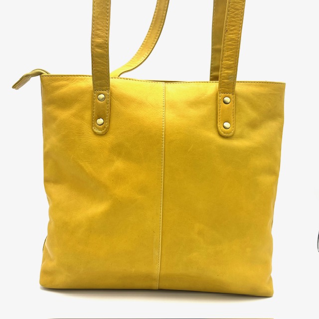 Deze Yellowkleurige tas heeft een stijlvol ontwerp met bronskleurige accenten en een handige ritssluiting. Het heeft een ruim hoofdvak en een compact binnenvak met rits. Daarnaast twee handige steekvakken voor bv uw telefoon in op te bergen.Draag deze tas kort op uw schouder voor een trendy look. Perfect voor elke gelegenheid! 

Afmetingen:
Hoogte 29cm x breed 30cm x diep 8cm