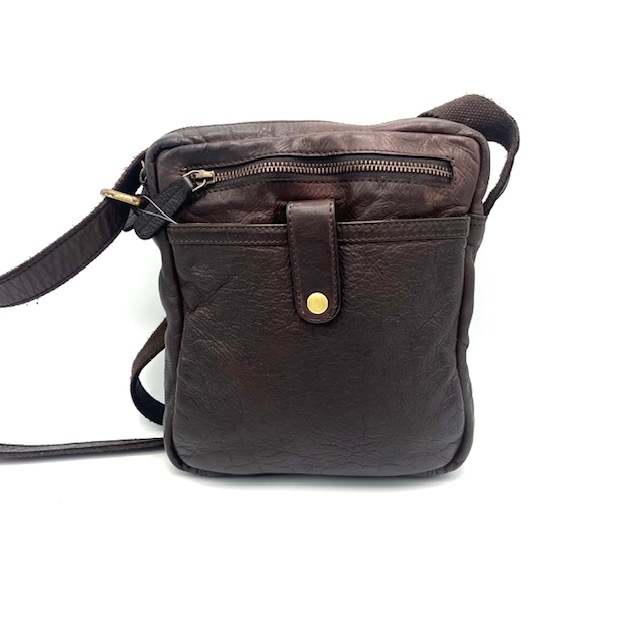 Deze OwnLabel Pento crossbody tas in cognac is voorzien van een verstelbare schouderriem, een hoofdvak met ritssluiting en een voorvak met  rits en druksluiting. De tas is gemaakt van hoogwaardig gewassen leer en heeft een luxueuze uitstraling. Draag de tas schuin over je lichaam voor een trendy en praktische look. De perfecte toevoeging aan elke outfit!

Afmetingen:
Hoogte 24cm x breed 20cm x diep 5cm